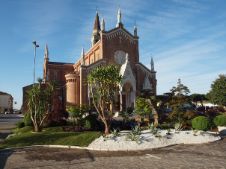 Chiesa con giardino